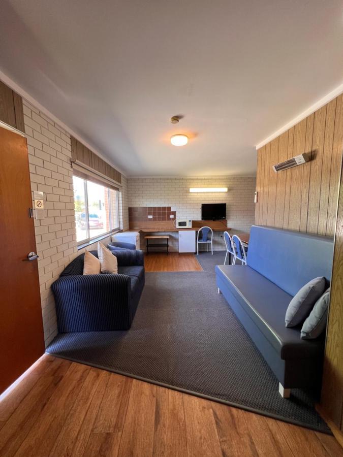 Sturt Motel Balranald Exteriör bild